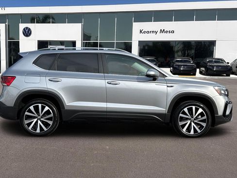 Used 2022 Volkswagen Taos SE image 3
