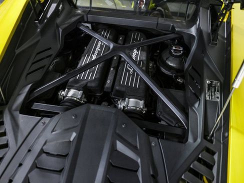 Used 2020 Lamborghini Huracan EVO image 21