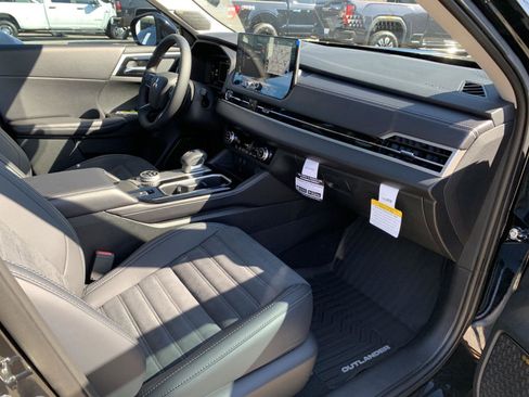 New 2025 Mitsubishi Outlander SE image 22