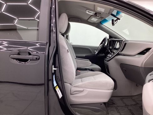 Used 2015 Toyota Sienna LE AWD/4WD image 15