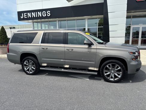 Used 2018 Chevrolet Suburban LT w/ LT Signature Package image 3