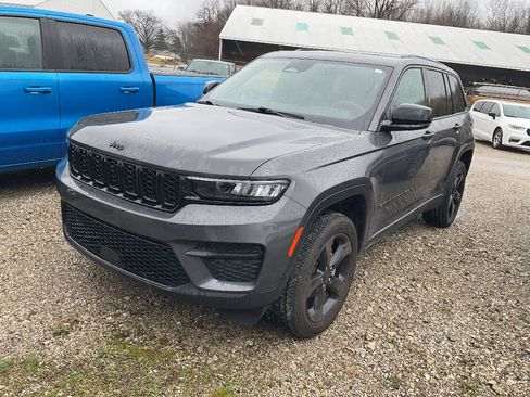 Used 2023 Jeep Grand Cherokee Altitude image 2