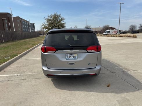 Used 2017 Chrysler Pacifica Premium image 13