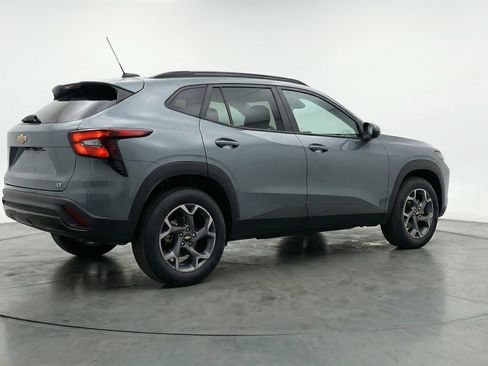 Used 2025 Chevrolet Trax LT w/ LT Convenience Package FWD image 9