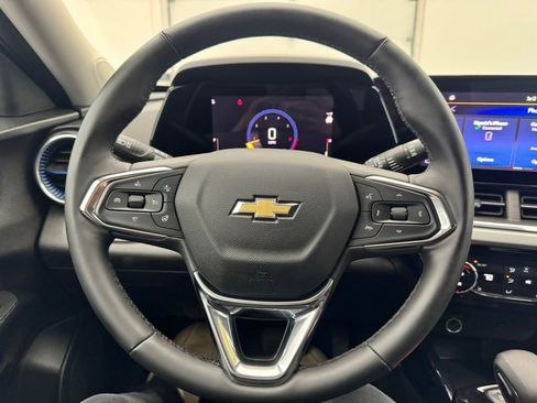 Used 2025 Chevrolet Trax LT w/ LT Convenience Package FWD image 15