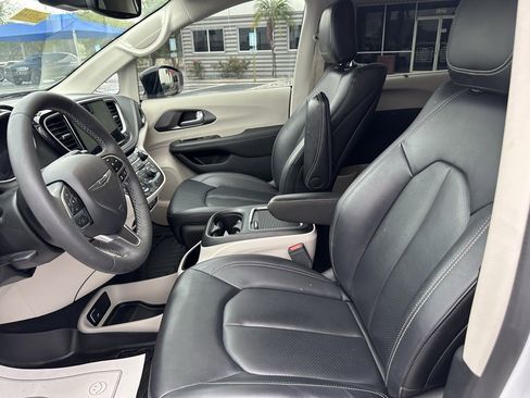 Used 2024 Chrysler Pacifica Touring-L w/ Uconnect Theater Family Group image 11