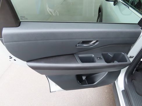 Used 2025 Nissan Pathfinder SV image 30