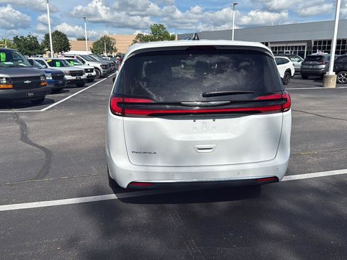 Used 2025 Chrysler Pacifica Select FWD image 9