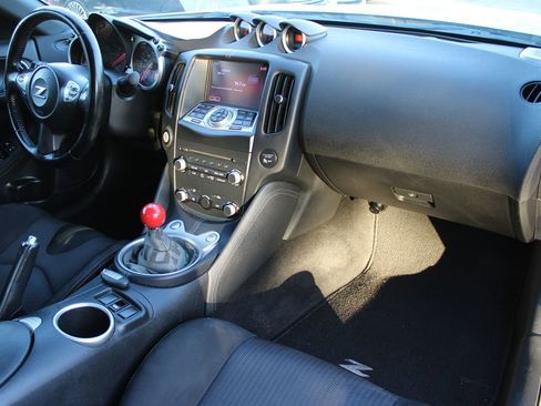 Used 2018 Nissan 370Z Coupe RWD image 17