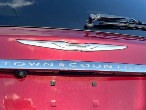 Used 2015 Chrysler Town & Country Touring-L w/ Driver Convenience Group image 13