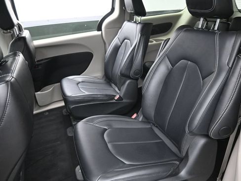 Used 2024 Chrysler Pacifica Limited FWD image 26