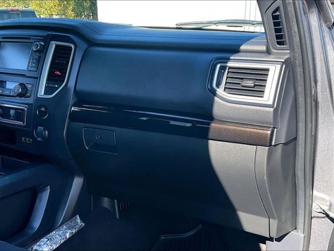 Used 2019 Nissan Titan SV w/ SV Convenience Package image 16