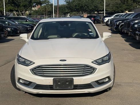Used 2017 Ford Fusion SE w/ Fusion SE Technology Package FWD image 2