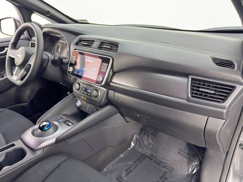 Used 2025 Nissan Leaf S image 12
