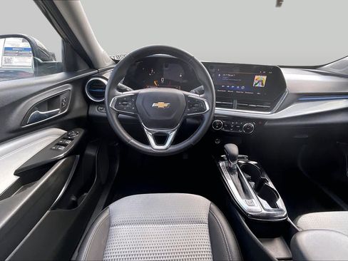 Used 2025 Chevrolet Trax LT w/ LT Convenience Package FWD image 6