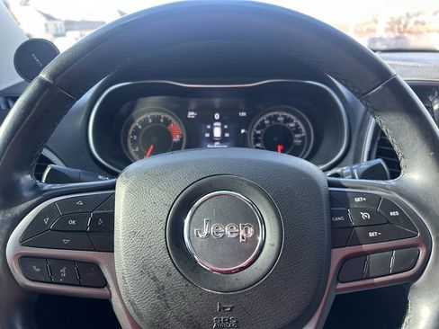 Used 2019 Jeep Cherokee Limited image 18