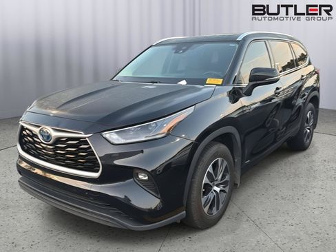 Certified 2021 Toyota Highlander XLE AWD/4WD image 1