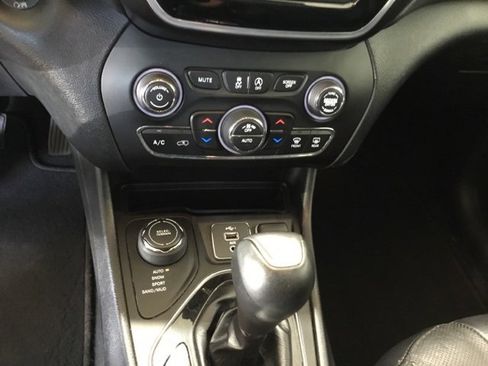 Used 2019 Jeep Cherokee Limited image 34