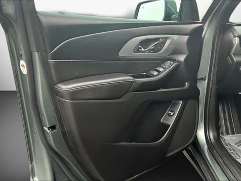 Used 2023 Chevrolet Traverse LT image 16