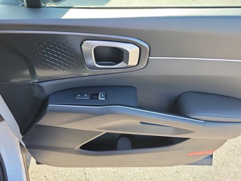 Certified 2023 Kia Sorento LX image 10