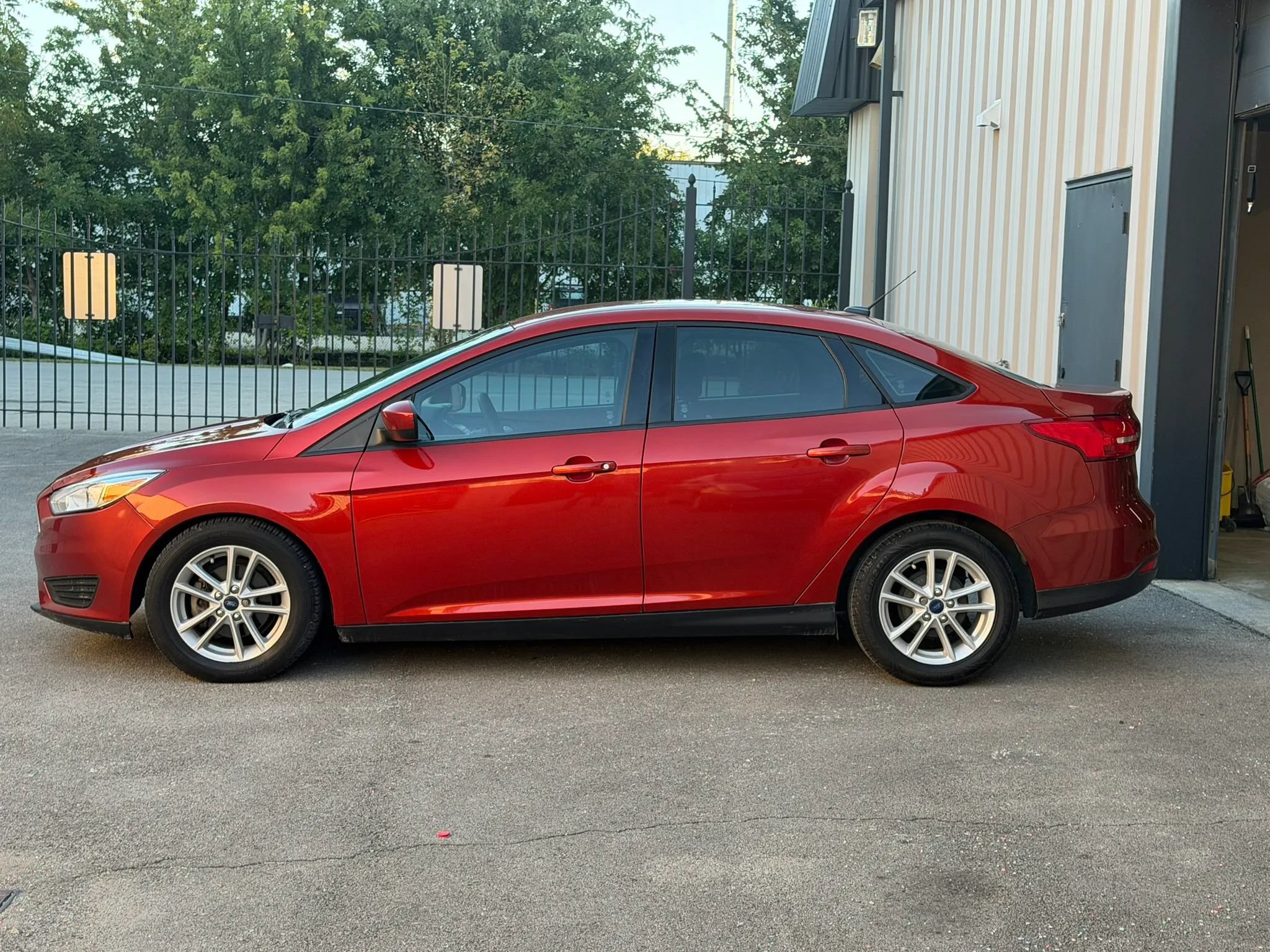 Used 2018 Ford Focus SE FWD image 4