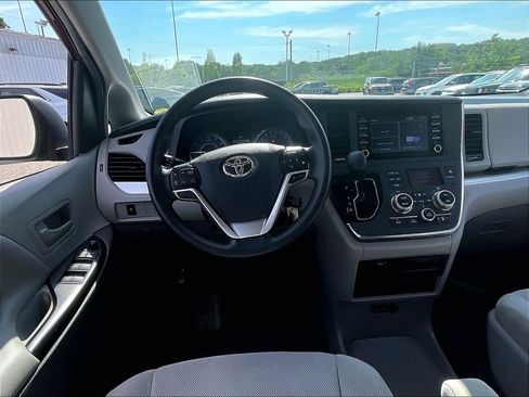 Used 2019 Toyota Sienna L w/ Carpet Mat Package FWD image 15