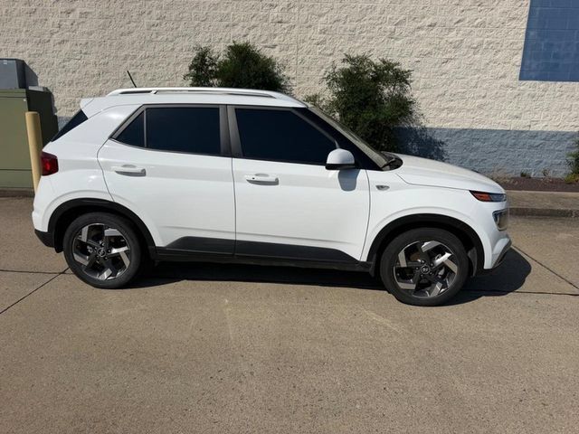 Used 2024 Hyundai Venue SEL FWD image 2