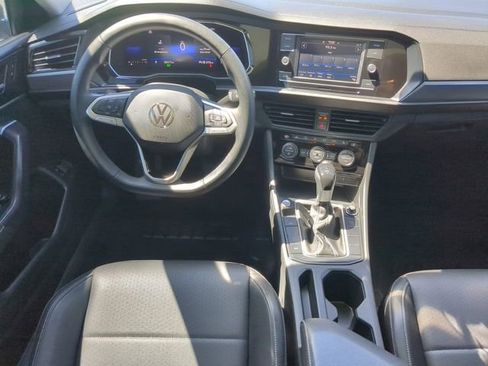 Used 2022 Volkswagen Jetta SE image 16