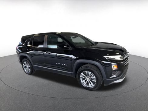 Used 2025 Chevrolet Equinox LT image 2