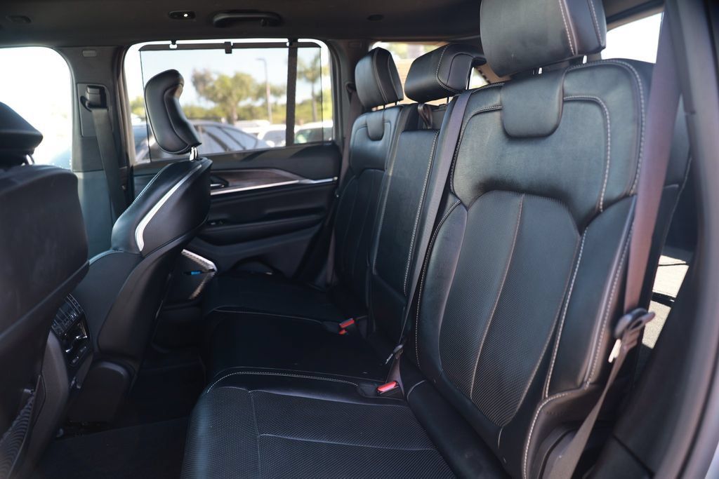 Used 2023 Jeep Grand Cherokee Overland w/ Advanced Protech Group III AWD/4WD image 31