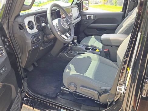 Certified 2025 Jeep Wrangler Unlimited Sahara w/ Safety Group AWD/4WD image 20