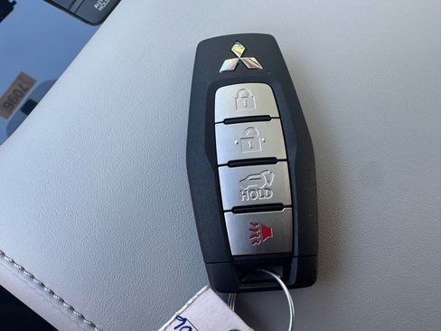 Used 2025 Mitsubishi Outlander AWD image 39
