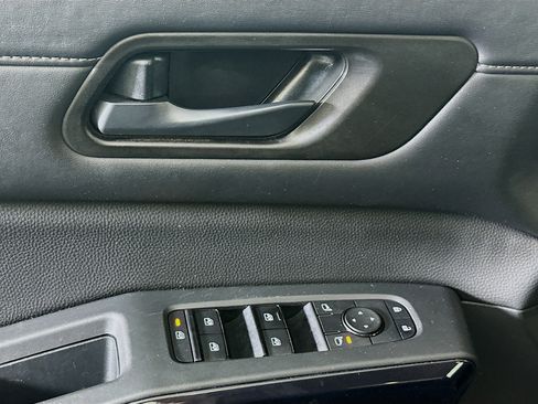 Used 2025 Nissan Pathfinder SV image 15