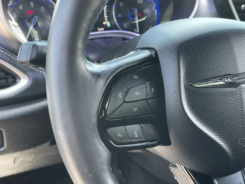 Used 2021 Chrysler Pacifica Touring-L w/ Premium & Safety Sphere Group FWD image 24