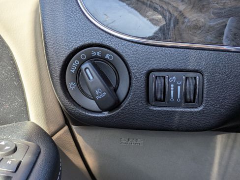 Used 2016 Chrysler Town & Country Touring FWD image 29