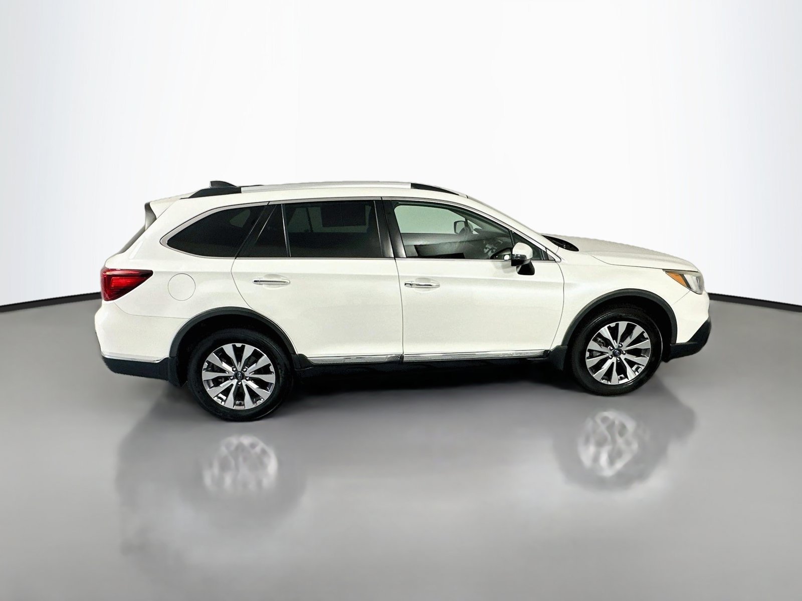 Used 2017 Subaru Outback 3.6R Touring w/ Popular Package #5A AWD/4WD image 8