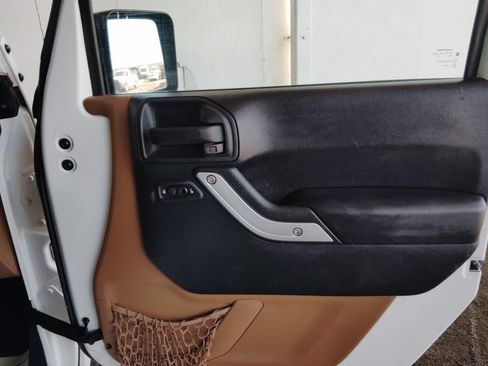 Used 2016 Jeep Wrangler Unlimited Rubicon w/ Connectivity Group AWD/4WD image 11