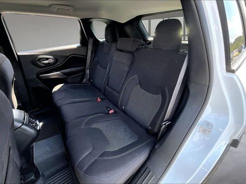 Used 2019 Jeep Cherokee Latitude w/ Popular Appearance Group FWD image 26