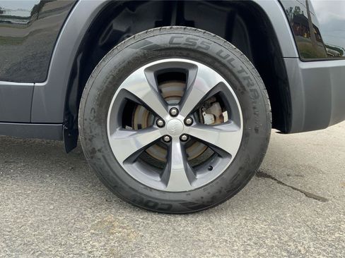 Used 2019 Jeep Cherokee Limited AWD/4WD image 29