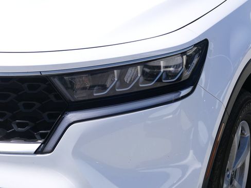 Used 2023 Kia Sorento LX FWD image 9