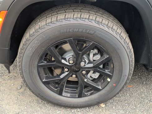 New 2025 Jeep Grand Cherokee Altitude image 9