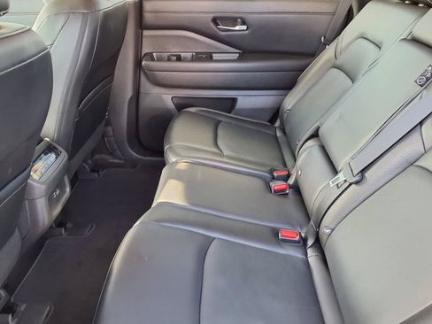 Used 2023 Nissan Pathfinder SL FWD image 11