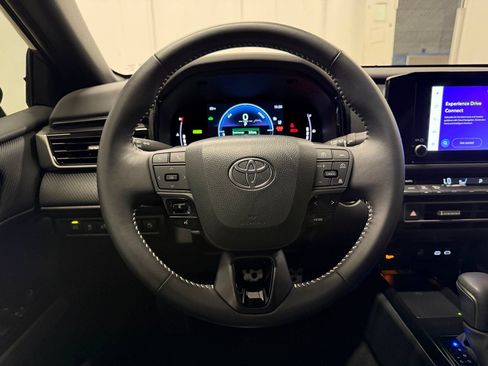 Used 2025 Toyota Camry SE w/ Convenience Package FWD image 16