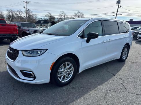 Certified 2024 Chrysler Pacifica Touring-L image 7