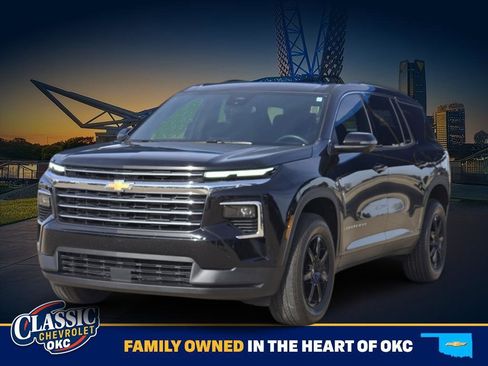 Used 2024 Chevrolet Traverse LT image 3