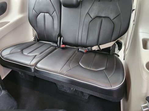 Used 2023 Chrysler Pacifica Limited FWD image 42