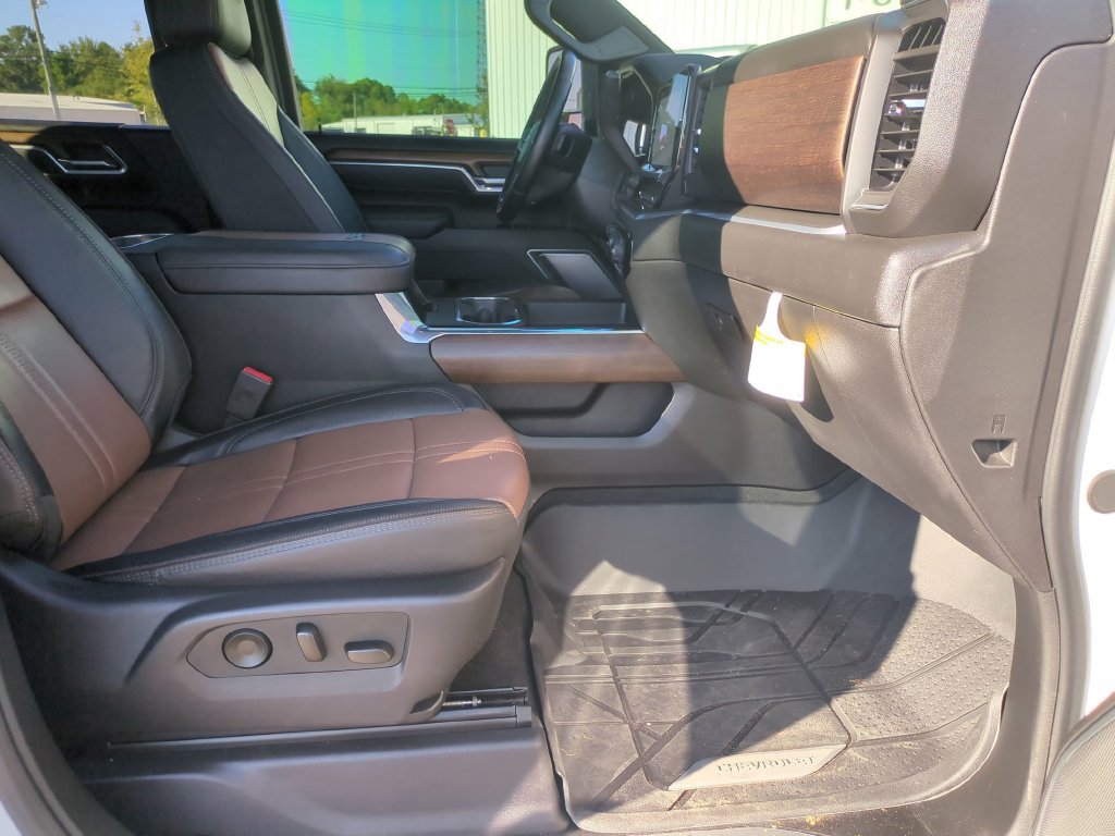 Used 2025 Chevrolet Silverado 2500 High Country w/ High Country Premium Package AWD/4WD image 33