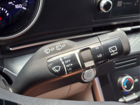 Used 2023 Kia Carnival LX FWD image 16
