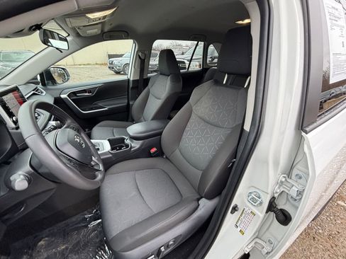 Used 2025 Toyota RAV4 XLE image 36