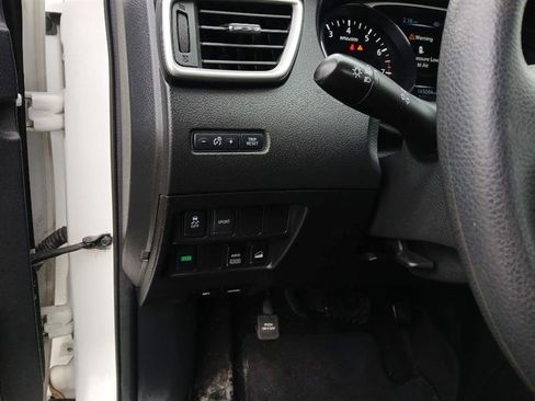 Used 2016 Nissan Rogue S image 19